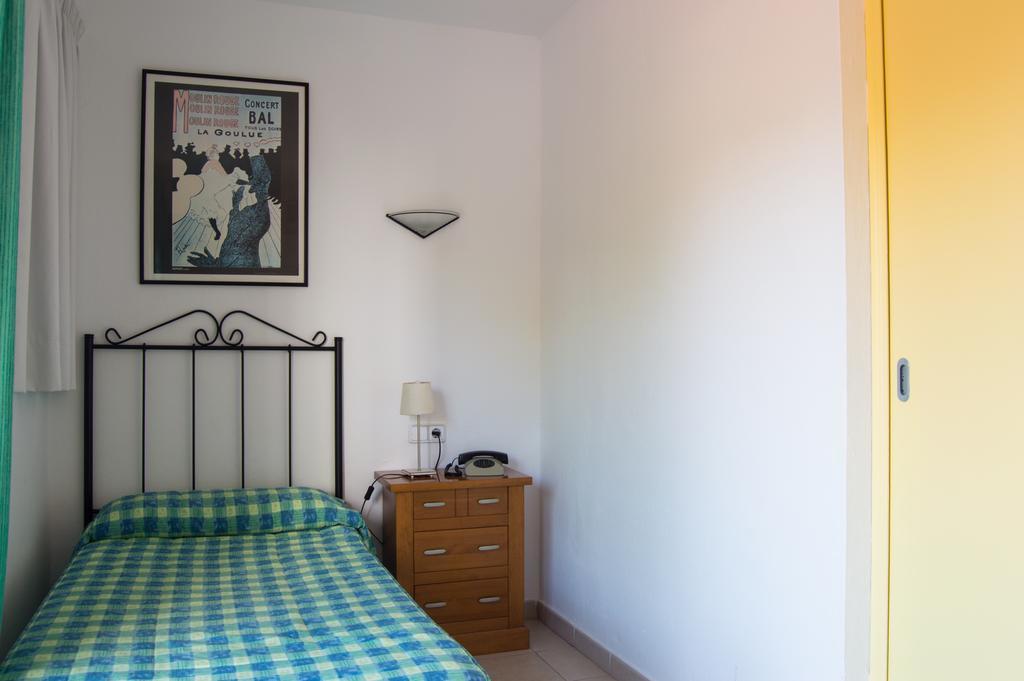 Hostal Rosales Es Pujols Room photo