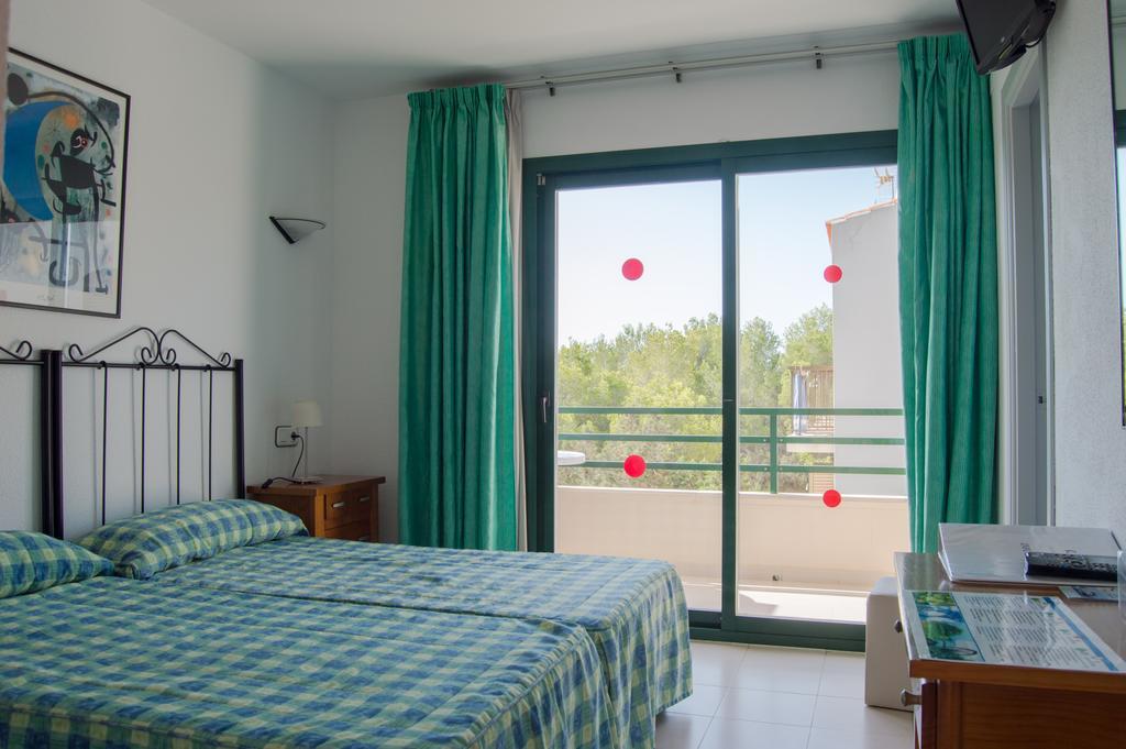 Hostal Rosales Es Pujols Exterior photo
