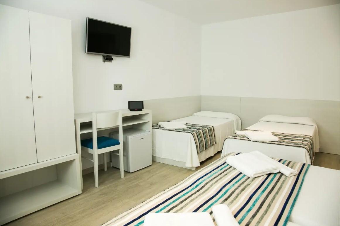 Hostal Rosales Es Pujols Exterior photo