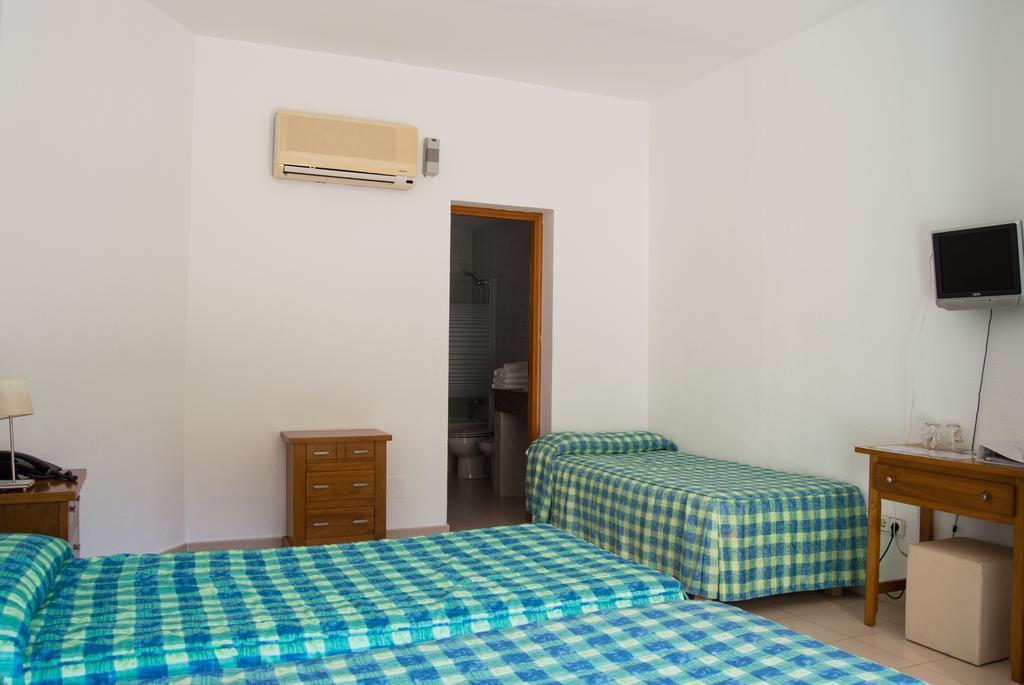 Hostal Rosales Es Pujols Room photo